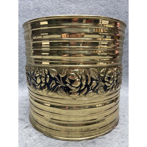VTG Lord & Taylor Brass Round Planter England Embossed Roses Ribbed 9” X 10” - Picture 4 of 7